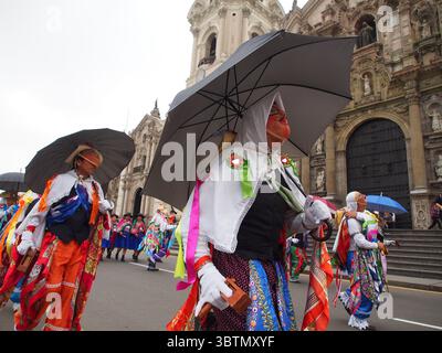 3. November 2019 in Lima, Lima, Peru: Eine maskierte Volkstänzerin in typischen Kostümen und Regenschirmen, die an der Prozession und Parade für Judas den Apostel (heiligen Jude Thaddeus) in Lima in der Innenstadt von Lima teilnimmt. (Bild: © Carlos Garcia Granthon/ZUMA Wire) Stockfoto