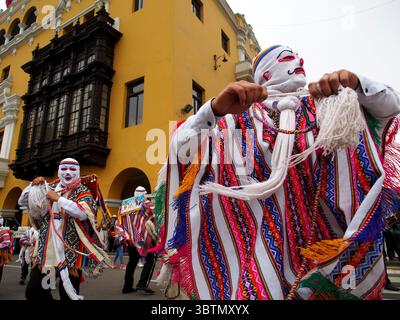 3. November 2019 in Lima, Lima, Peru: Ein maskierter Volkstänzer in typischer Kostümierung, der an der Prozession und Parade für den Apostel Jude (Heiliger Jude Thaddeus) in Lima in der Innenstadt von Lima teilnimmt. (Bild: © Carlos Garcia Granthon/ZUMA Wire) Stockfoto