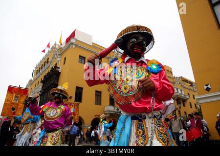 3. November 2019 in Lima, Lima, Peru: Ein maskierter Volkstänzer in typischer Kostümierung, der an der Prozession und Parade für den Apostel Jude (Heiliger Jude Thaddeus) in Lima in der Innenstadt von Lima teilnimmt. (Bild: © Carlos Garcia Granthon/ZUMA Wire) Stockfoto