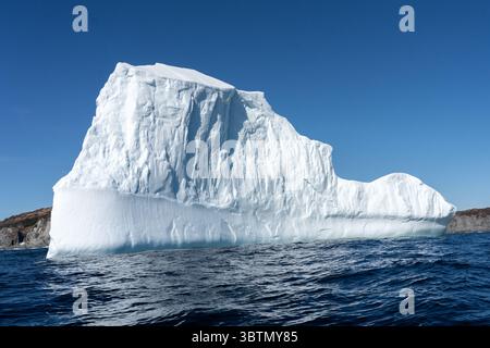 Riesiger Eisberg, der im Ozean in der Nähe der Küste schwimmt, Twillingate, Neufundland, Neufundland und Labrador, Kanada Stockfoto
