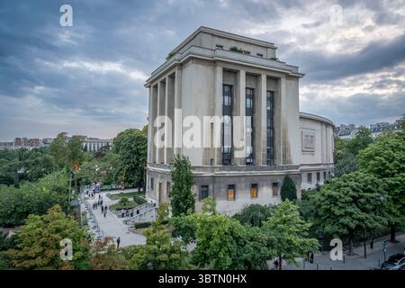 Paris, Frankreich - 07 14 2025: Panoramablick auf die Ostfassade des Chaillot-Palastes vom Trocadero bei Sonnenuntergang Stockfoto