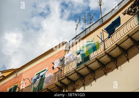 Flacher Blick auf die Wäsche, die an Wäscheleinen außerhalb traditioneller Gebäude hängt, Cetara, Salerno, Kampanien, Amalfiküste, Italien Stockfoto