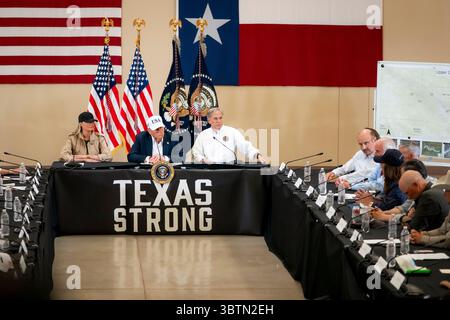 Präsident Donald Trump wird am 11. Juli 2025 im Hill Country Youth Event Center in Kerrville, Texas, von der Staatssekretärin Kristi Noem begleitet. (DHS-Foto von Tia Dufour) Stockfoto