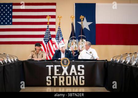 Präsident Donald Trump wird am 11. Juli 2025 im Hill Country Youth Event Center in Kerrville, Texas, von der Staatssekretärin Kristi Noem begleitet. (DHS-Foto von Tia Dufour) Stockfoto