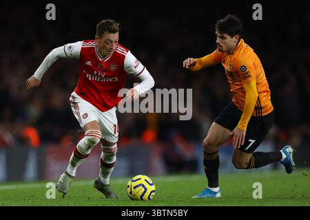 2. November 2019 in London, Großbritannien: Mesut Ozil aus Arsenal und Pedro aus Wolverhampton Wanderers werden während des Premier League-Spiels zwischen Arsenal FC und Wolverhampton Wanderers Emirates Stadium in Aktion gesehen. (Credit Image: © Richard Calver/SOPA Images via ZUMA Wire) Stockfoto