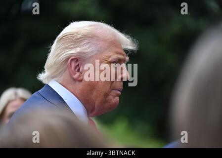 Washington DC, USA. 15. Juli 2025 Präsident Trump hat über 30 Minuten lang mit Reportern auf South Lawn Weiße Haus in der Sendung Seearing Moisture and Heat Wave Credit: A Wilding/Alamy Live News geknallt Stockfoto