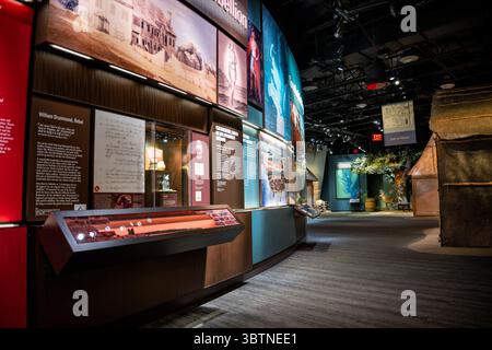 Jamestown Settlement Museum stellt Virginia aus // JAMESTOWN, Virginia — die Innengalerien des Jamestown Settlement Museum zeigen Ausstellungen, die die Geschichte des Virginia des 17. Jahrhunderts untersuchen, einschließlich der Powhatan, Engländer und Westzentralafrikanischen Völker, die die frühe Kolonialzeit geprägt haben. Das Museum beherbergt über 500 Artefakte, von seltenen bis hin zu Alltagsgegenständen, darunter Holzbalgen, die von westzentralafrikanischen Schmieden verwendet wurden, eine englische Karte von Captain John Smith aus dem Jahr 1612 und rituelle Steinperlen, die von indigenen Händen geschnitzt wurden. Die Galerien bieten interaktive Displays, Dioramen und Fil Stockfoto