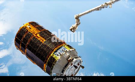 1. November 2019, Erdatmosphäre: Japans H-II Transfer Vehicle-8 (HTV-8) ist in den Griffen des Canadarm2 Roboterarms abgebildet, während die Internationale Raumstation in einen Sonnenaufgang fliegt. Die NASA-Astronauten Christina Koch und Jessica Meir befehligten die Canadarm2, die HTV-8 nach 34 Tagen freizugeben, die am Harmony-Modul des Orbitlabors befestigt waren. (Kreditbild: © NASA/ZUMA Wire/ZUMAPRESS.com) Stockfoto