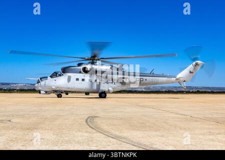 Die tschechische Luftwaffe MIL Mi-24 Hind ist bereit für den Start von der Zaragossa Air Base. Saragossa, Spanien - 20. Mai 2016 Stockfoto