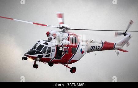 Tschechische Luftwaffe PZL W-3 Sokol Rettungshubschrauber fliegt durch Starkregen. Sanicole, Belgien - 10. September 2022 Stockfoto