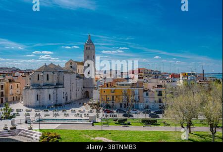 Kathedrale von Barletta aus Sicht von der Burg Barletta an einem hellen Frühlingstag Stockfoto