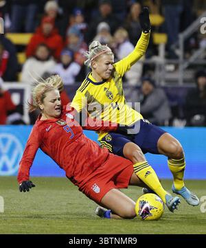 7. November 2019, Columbus, Ohio, USA: US-Mittelfeldspieler Lindsey Horan (9) geht am Donnerstag, 7. November 2019 im MAPFRE Stadium in Columbus, Ohio, nach dem Ball gegen die schwedische Verteidigerin Hanna Glas (4). (Kreditbild: © TNS via ZUMA Wire) Stockfoto