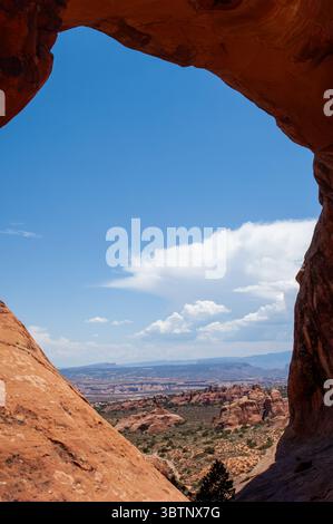 ARCHES NATIONAL PARK, MOAB, UTAH, USA: Der Blick durch den Partition Arch im Devil's Garden Bereich des Arches National Park bei Moab, Utah, USA. Stockfoto