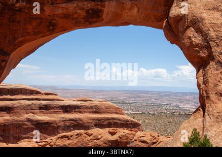 ARCHES NATIONAL PARK, MOAB, UTAH, USA: Der Blick durch den Partition Arch im Devil's Garden Bereich des Arches National Park bei Moab, Utah, USA. Stockfoto
