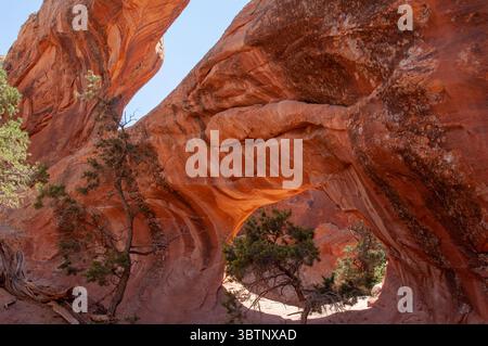 ARCHES NATIONAL PARK, MOAB, UTAH, USA: Der Blick durch Double O Arch im Devil's Garden-Bereich des Arches National Park in der Nähe von Moab, Utah, USA. Stockfoto