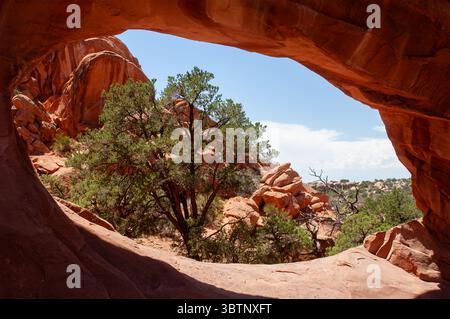 ARCHES NATIONAL PARK, MOAB, UTAH, USA: Der Blick durch Double O Arch im Devil's Garden-Bereich des Arches National Park in der Nähe von Moab, Utah, USA. Stockfoto