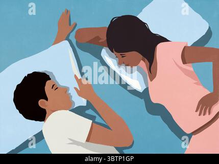 Blick von oben auf die Frau, die im Bett lag und den Mann beim Schlafen beobachtete Stockfoto