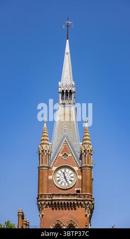 tower of St Pancras Hotel und Bahnhof, London, England, Großbritannien Stockfoto