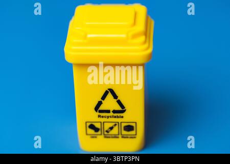 Mülleimer auf blauem Hintergrund Stockfoto