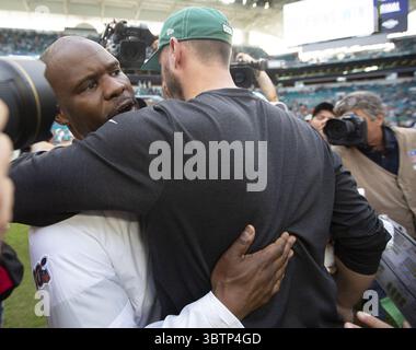 3. November 2019, Miami Gardens, FL, USA: Miami Dolphins-Cheftrainer Brian Flores, links, und New York Jets-Cheftrainer Adam Gase treffen sich nach dem Sieg der Dolphins 26-18 am 3. November 2019 im Hard Rock Stadium in Miami Gardens, Florida. (Credit Image: © TNS via ZUMA Wire) Stockfoto