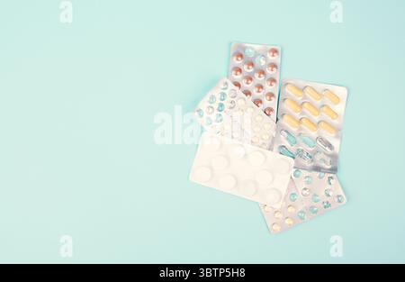 Pillen Mit Medizin, Sucht Zu Ergänzungen Und Überdosis, Medikamentenverordnung, Apotheke Tabletten, Gesundheitswesen Und Behandlung Stockfoto