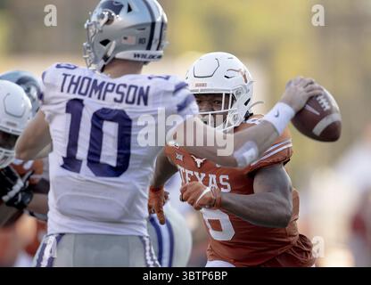 9. November 2019, Austin, TX, USA: Texas Linebacker Juwan Mitchell (6) drückt am Samstag, 9. November 2019 im Royal Texas Memorial Stadium in Austin, Texas, den Kansas State Quarterback Skylar Thompson (10). Der Gastgeber Longhorns gewann mit 27:24. (Kreditbild: © TNS via ZUMA Wire) Stockfoto