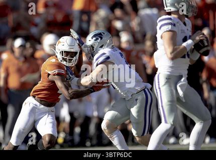 9. November 2019, Austin, TX, USA: Texas Defensive Back Anthony Cook (4) stürzt am Samstag, 9. November 2019 im Royal Texas Memorial Stadium in Austin, Texas, den Kansas State Quarterback Skylar Thompson (10). Der Gastgeber Longhorns gewann mit 27:24. (Kreditbild: © TNS via ZUMA Wire) Stockfoto