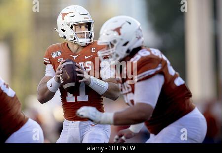 9. November 2019, Austin, TX, USA: Texas Quarterback Sam Ehlinger (11) sucht am Samstag, den 9. November 2019, im Royal Texas Memorial Stadium in Austin, Texas nach einem offenen Receiver gegen Kansas State. Der Gastgeber Longhorns gewann mit 27:24. (Kreditbild: © TNS via ZUMA Wire) Stockfoto