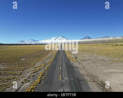 Eine schneebedeckte Bergwelt unter einem hellblauen Himmel, San Pedro de Atacama, Antofagasta, Chile. Stockfoto