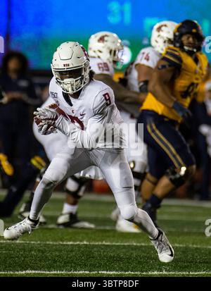 9. November 2019 Berkeley CA, USA der Washington State Wide Receiver Renard Bell (9) macht einen Fang quer durch die Mitte während des NCAA Football Spiels zwischen den Washington State Cougars und den California Golden Bears 20-33, die im California Memorial Stadium verloren sind. Thurman James/CSM(Credit Image: &Copy; Thurman James/CSM via ZUMA Wire) Stockfoto
