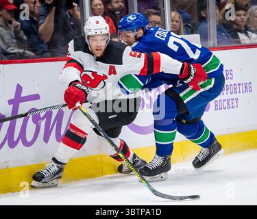 10. November 2019: Devils verließen Taylor Hall (9) und Canucks-Verteidiger Alexander Edler (23) kämpften um den Puck während des NHL-Spiels zwischen den New-Jersey Devils und den Vancouver Canucks in der Rogers Arena in Vancouver, Kanada. Dom Gagne/CSM(Kreditbild: &Copy; Dom Gagne/CSM via ZUMA Wire) Stockfoto