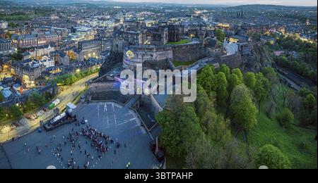 Edinburgh, Vereinigtes Königreich - 16. Juni 2025: Aus der Vogelperspektive erhebt sich Edinburgh Castle majestätisch auf einem zerklüfteten vulkanischen Felsen, beleuchtet mit weichem Äther Stockfoto