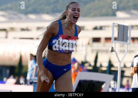 Brescia, Italien. Juli 2025. Sabbatini Gaia aus Italien feiert nach dem Sieg in der 1500 m-Damenlänge beim Banca Valsabbina GranPrix Brescia 2025 im Gabre Gabric Stadium in Brescia, Italien am 15. Juli 2025. Quelle: Unabhängige Fotoagentur/Alamy Live News Stockfoto