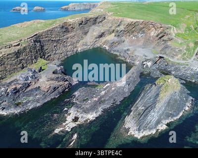 Luftaufnahme der Blauen Lagune an der Küste von Pembrokeshire bei Abereiddy, Wales Stockfoto