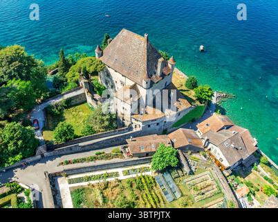 Nahaufnahme der Burg Yvoire am Genfersee mit 4 Türmen aus der Vogelperspektive Stockfoto