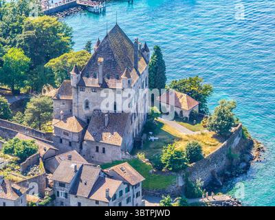 Nahaufnahme der Burg Yvoire am Genfersee mit 4 Türmen aus der Vogelperspektive Stockfoto