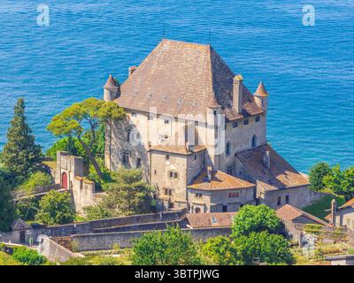 Nahaufnahme der Burg Yvoire am Genfersee mit 4 Türmen aus der Vogelperspektive Stockfoto