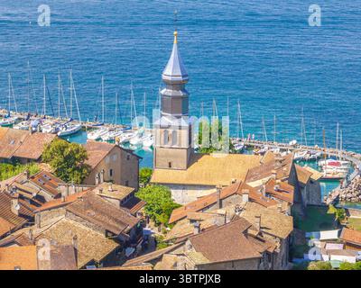 Luftaufnahme der römisch-katholischen Kirche Saint Pancrace d'Yvoire in Yvoire am Genfer See Stockfoto