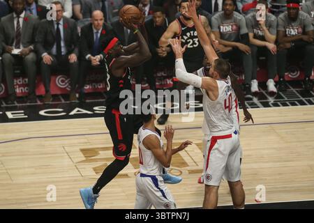 Toronto Raptors Stürmer Pascal Siakam (43) schwingt am 11. November 2019 bei den Toronto Raptors vs Los Angeles Clippers im Staples Center hoch. (Foto von Jevone Moore)(Credit Image: &Copy; Jevone Moore / Cal Sport Media/CSM via ZUMA Wire) Stockfoto