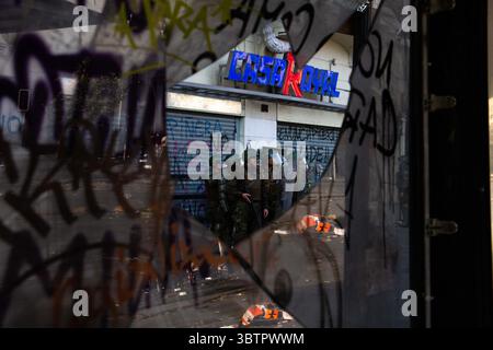 12. November 2019: Das Elektronikgeschäft wird von Demonstranten auf der Avenida Libertador O’higgins in Santiago, Chile, durchsucht. (Bild: © Adrian Manzol/ZUMA Wire) Stockfoto