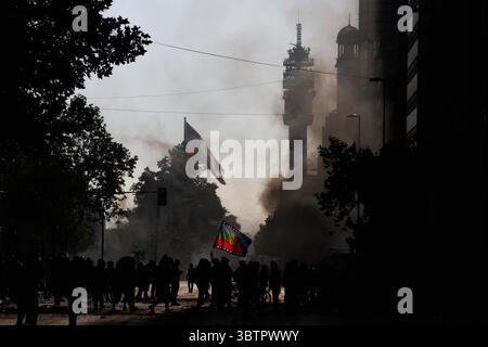 12. November 2019: Tausende von Demonstranten der Opposition protestierten am 12. November 2019 in Santiago de Chile und forderten den Rücktritt von Präsident Sebastian piÃ±Ära. (Bild: © Adrian Manzol/ZUMA Wire) Stockfoto