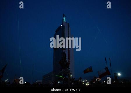 12. November 2019: Tausende von Demonstranten der Opposition protestierten am 12. November 2019 auf der Plaza Italia in Santiago de Chile und forderten den Rücktritt von Präsident Sebastian piÃ±Ära. (Bild: © Adrian Manzol/ZUMA Wire) Stockfoto