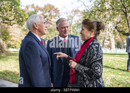 11. November 2019, Arlington, VA, Vereinigte Staaten von Amerika: US-Vizepräsident Mike Pence spricht mit dem ehemaligen Vizepräsidenten Dan Quayle, Center, und seiner Frau Marilyn Quayle. nach seiner Ankunft für den Veterans Day Observations am 11. November 2019 auf dem Arlington National Cemetery in Arlington, Virginia. (Bild: © Elizabeth Fraser via ZUMA Wire) Stockfoto