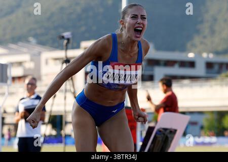 Brescia, Italien. Juli 2025. Sabbatini Gaia aus Italien feiert nach dem Sieg in der 1500 m-Damenlänge beim Banca Valsabbina GranPrix Brescia 2025 im Gabre Gabric Stadium in Brescia, Italien am 15. Juli 2025. Quelle: Unabhängige Fotoagentur/Alamy Live News Stockfoto