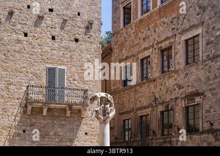 Statue des Kapitolinischen Wolfs, der den Romulus und Remus säugt - Symbol von Rom - Stadt Siena, UNESCO-Weltkulturerbe mit gotischer Architektur Stockfoto