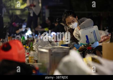 13. November 2019, Hongkong, China: Ein Student, der während der Demonstrationen Molotow-Cocktails zubereitete. Eine beispiellose Schlacht an der chinesischen Universität Hongkong (CUHK), während die Proteste in Hongkong im fünften Monat andauern. Ein stadtweiter Streik begann am 11. November 2019 und brachte Teile Hongkongs zum Stillstand, da MTR-Stationen geschlossen und mehrere Straßensperren errichtet wurden. (Credit Image: © May James/SOPA Images via ZUMA Wire) Stockfoto
