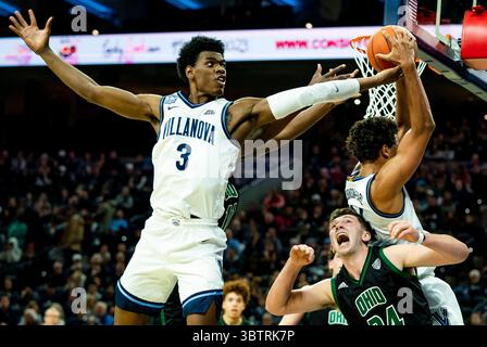 November 2019, Philadelphia, PA, USA: 16. November 2019: Brandon Slater #3 und Jeremiah Robinson-Earl steigen auf, um im NCAA-Basketball-Matchup zwischen den Ohio Bobcats und Villanova Wildcats im Wells Fargo Center in Philadelphia, Pennsylvania, gegen den Ohio Forward Mason McMurray #24 zu kämpfen. Villanova gewann 78:54. Scott Serio/Cal Sport Media (Kreditbild: &Copy; Scott Serio/CSM via ZUMA Wire) Stockfoto