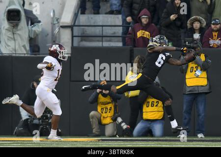 16. November 2019, Iowa City, IA, USA: Iowa Wide Receiver Ihmir Smith-Marsette (6) holt am Samstag, 16. November 2019 im Kinnick Stadium in Iowa City, Iowa, einen 5-Yard-Touchdown-Pass vor Minnesota Defensive Back Coney Durr (16). Der Gastgeber Hawkeyes gewann mit 23:19. (Kreditbild: © TNS via ZUMA Wire) Stockfoto