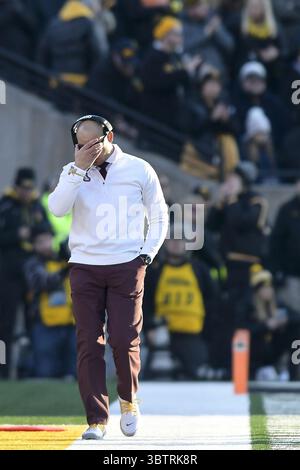 16. November 2019, Iowa City, IA, USA: Minnesota-Cheftrainer P.J. Fleck zeigt Frustration in der ersten Halbzeit gegen Iowa im Kinnick Stadium in Iowa City, Iowa, am Samstag, den 16. November 2019. Der Gastgeber Hawkeyes gewann mit 23:19. (Kreditbild: © TNS via ZUMA Wire) Stockfoto