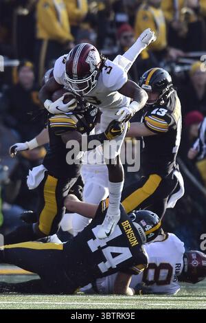 16. November 2019, Iowa City, IA, USA: Minnesota Running Back Cam Wiley (3) wird am Samstag, den 16. November 2019, im Kinnick Stadium in Iowa City, Iowa, während eines Punt-Rückspiels gegen Iowa im Kinnick Stadium in Iowa City, Iowa, umgekippt. Der Gastgeber Hawkeyes gewann mit 23:19. (Kreditbild: © TNS via ZUMA Wire) Stockfoto